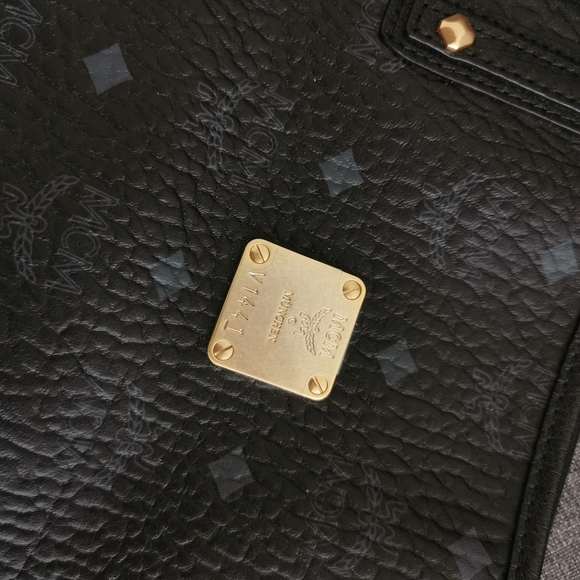 SOLD NWT MCM Signature Liz Reversible Tote Limited - Picture 11 of 14